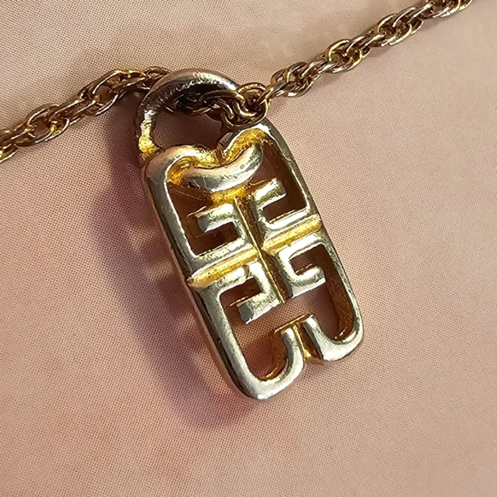 ✨️Givenchy 4G Logo Pendant Vintage Gold Tone Rope Chain Necklace✨️
